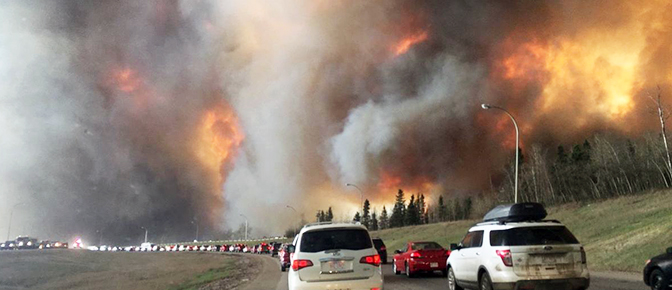 tráfico respaldado debido a incendios forestales y humo