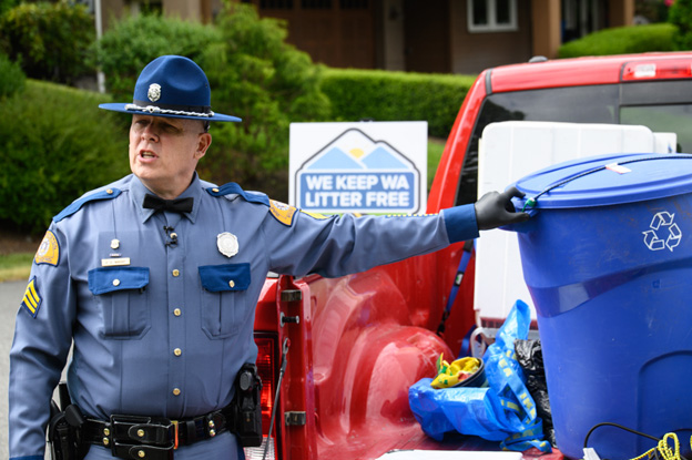 Photo of a Washington State Patrol Trooper demonstrating how to properly secure a vehicle's load. Washington 