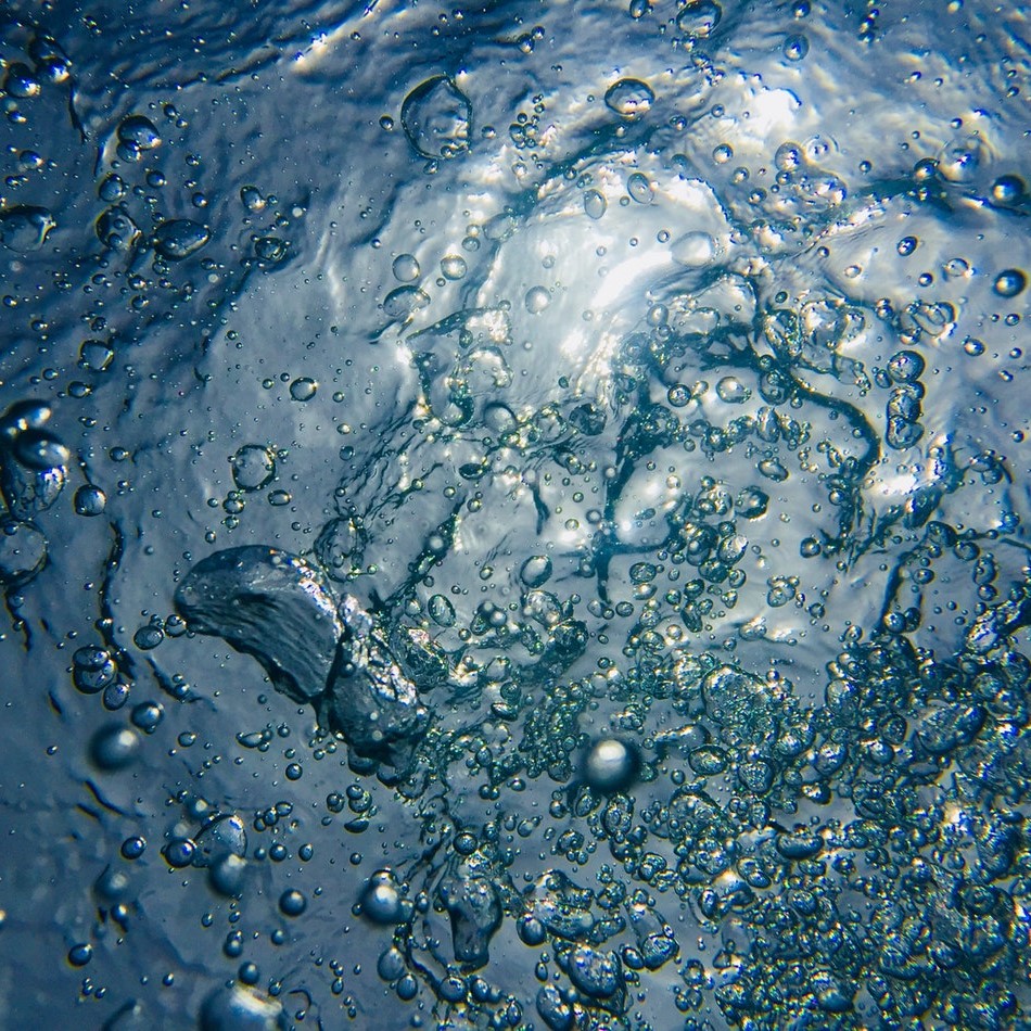 Water with bubbles in 