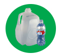 Botellas y jarras de plástico dentro del bote de reciclaje