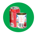 Latas de metal de comida o bebidas dentro del bote de reciclaje.