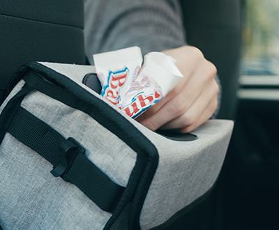 Imagen de una bolsa de basura para carros del comercial de la campaña