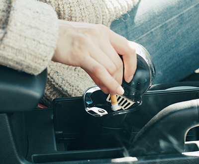 Imagen de un cenicero portátil para carros del comercial de la campaña 