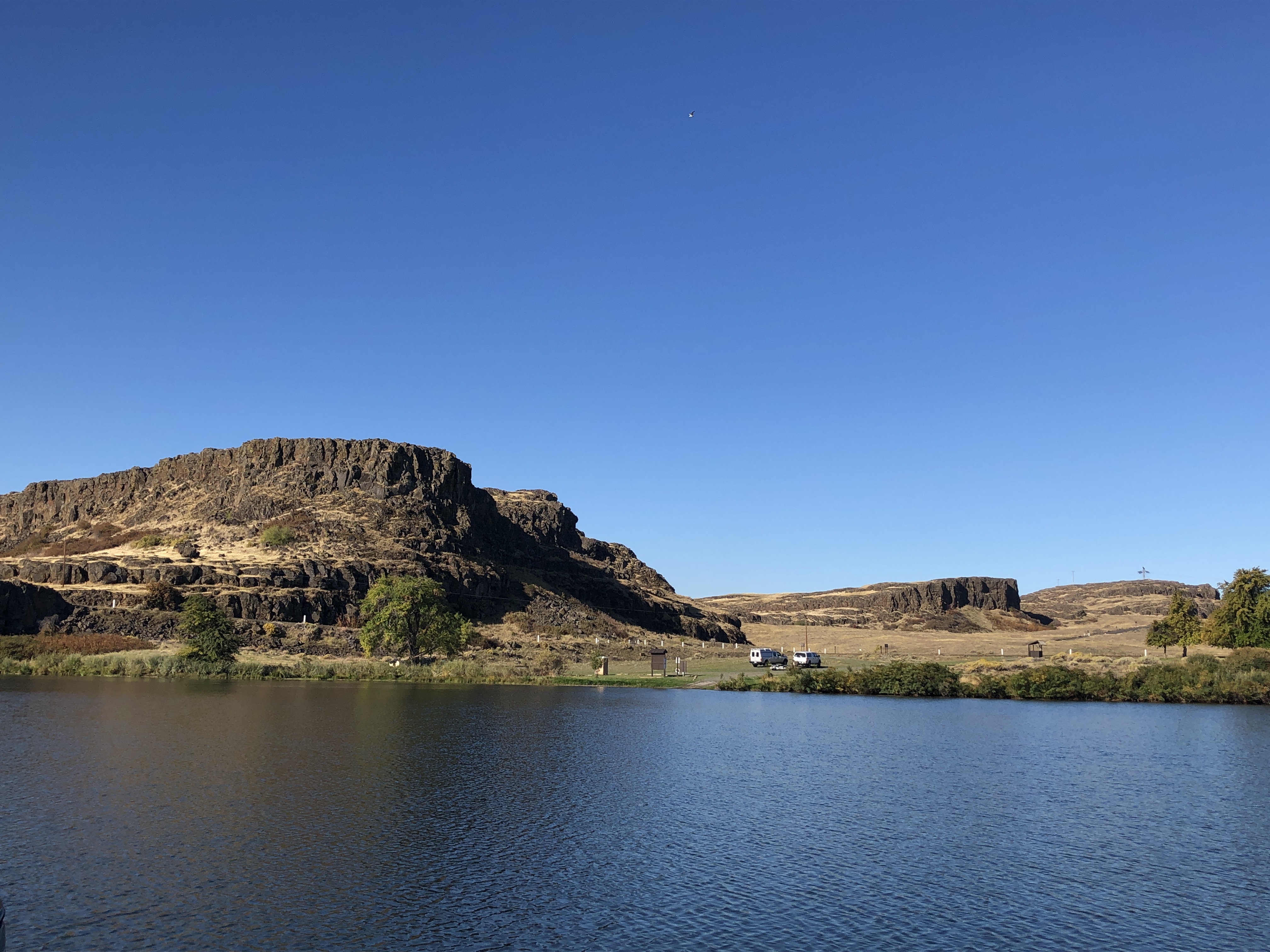 Landscape view of Horsethief Lake facing the shore.