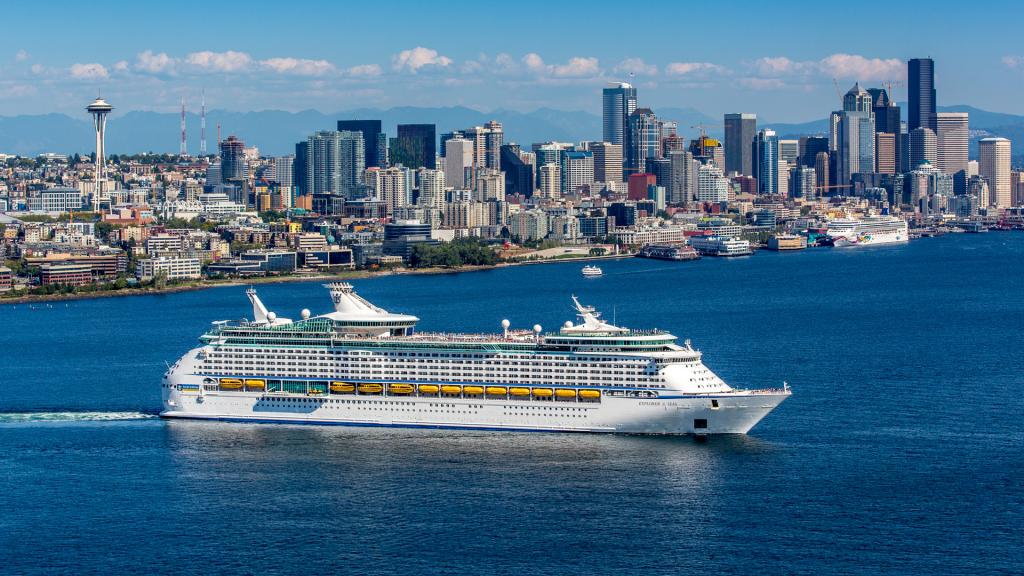 Cruise vessel sailing