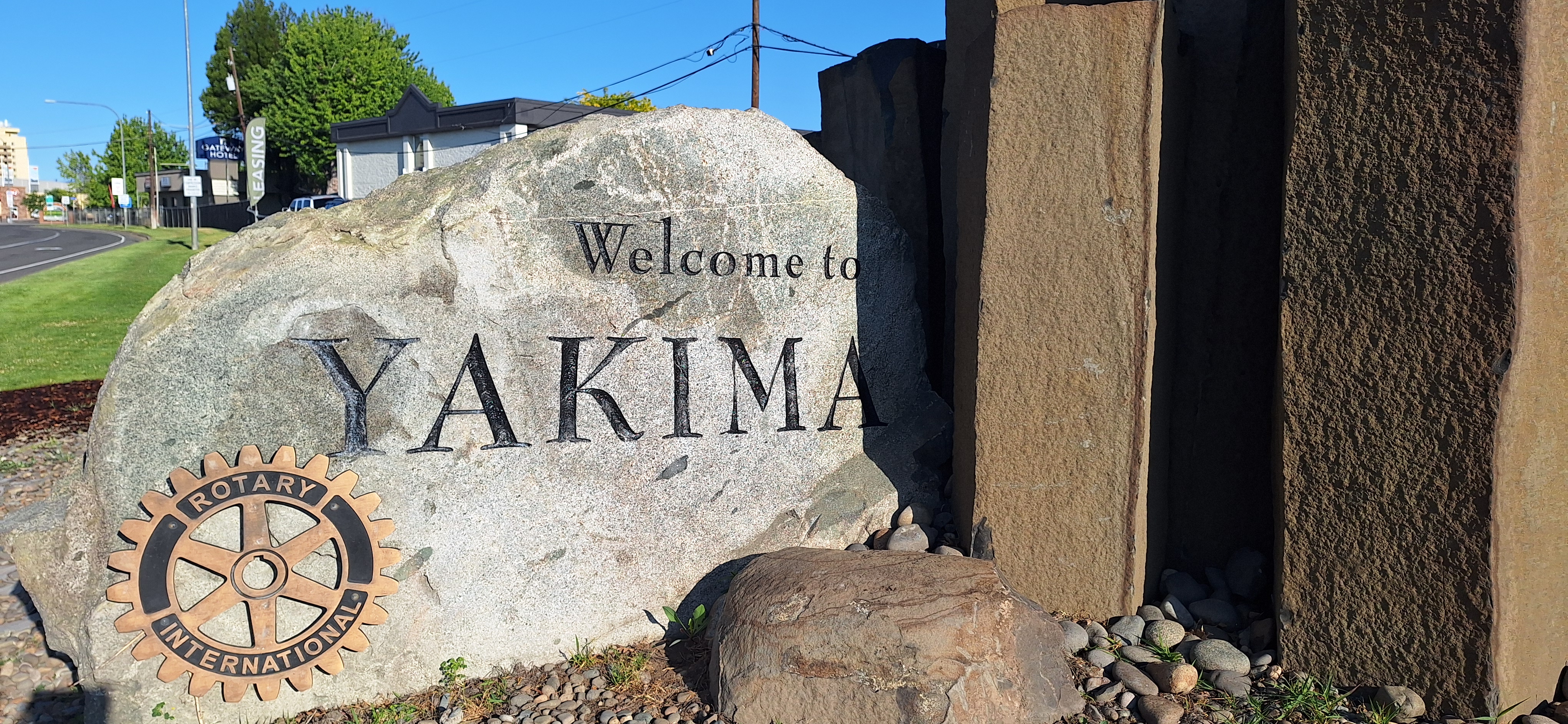 Welcome to Yakima engraved on a large rock.
